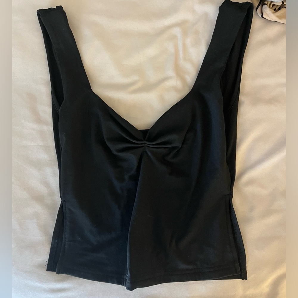 Size M black cropped tank